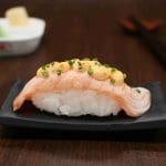 Sushi menu nigiri med flammegrillet laks